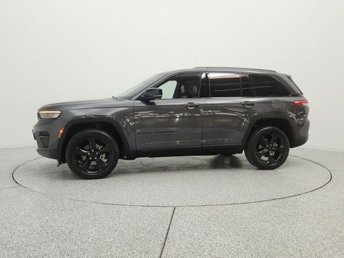 Used 2023 Jeep Grand Cherokee Altitude AWD/4WD image 8