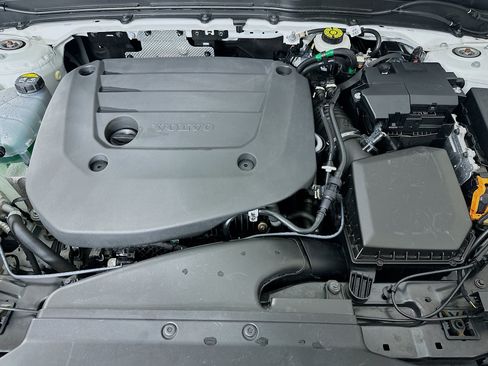 Used 2025 Volvo XC40 B5 Plus AWD/4WD image 33