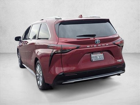 Used 2023 Toyota Sienna Platinum image 8