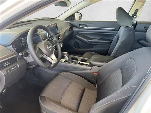 Used 2025 Nissan Altima 2.5 SV image 9