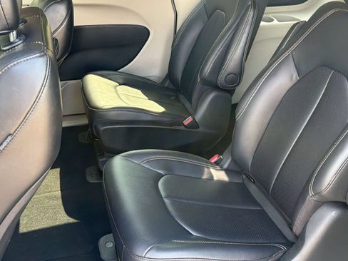 Used 2024 Chrysler Pacifica Touring-L FWD image 25