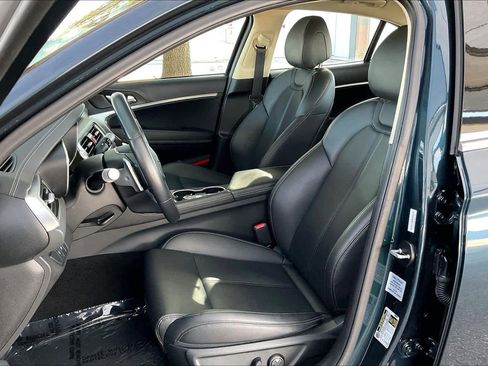 Used 2025 Genesis G70 2.5T image 5