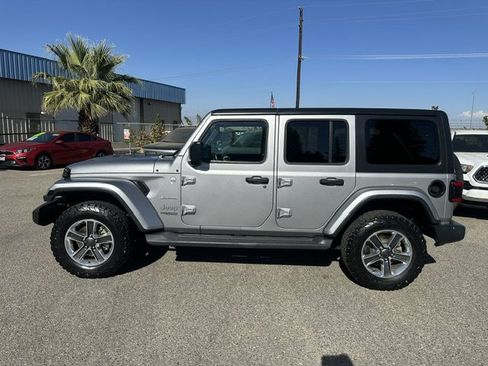 Used 2018 Jeep Wrangler Unlimited Sahara AWD/4WD image 4