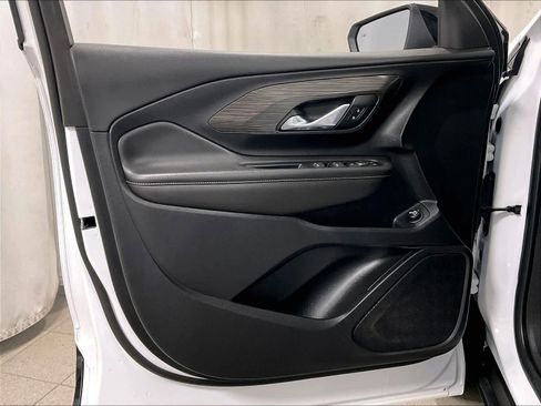 Used 2023 GMC Terrain SLE w/ Driver Convenience Package image 9