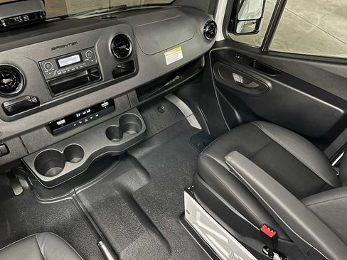 Used 2025 Mercedes-Benz Sprinter 2500 image 31