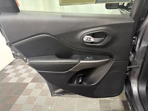 Used 2019 Jeep Cherokee High Altitude AWD/4WD image 18