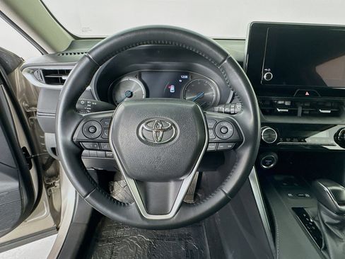 Used 2024 Toyota Venza LE AWD/4WD image 11