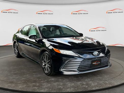 Used 2021 Toyota Camry XLE w/ Navigation Package AWD/4WD image 5