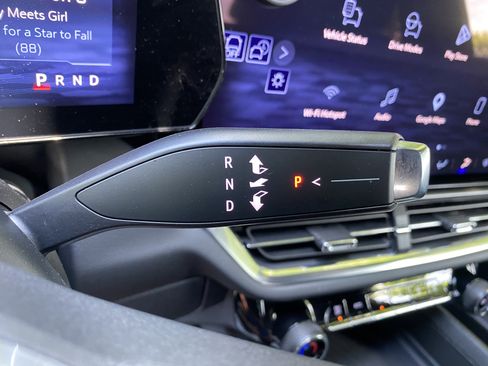Used 2025 Chevrolet Equinox EV LT FWD image 21