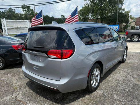 Used 2018 Chrysler Pacifica Touring-L Plus w/ Tire & Wheel Group FWD image 7