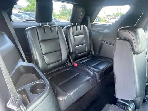 Used 2018 Ford Explorer XLT w/ Equipment Group 202A AWD/4WD image 37