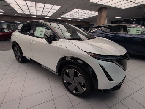 New 2025 Nissan Ariya Platinum image 2