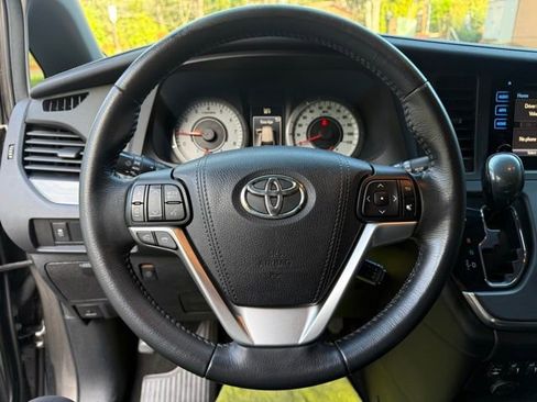 Used 2015 Toyota Sienna SE w/ SE Preferred Package image 9