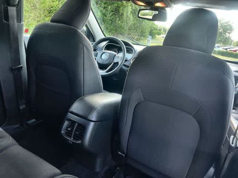 Used 2018 Jeep Cherokee Latitude FWD image 13