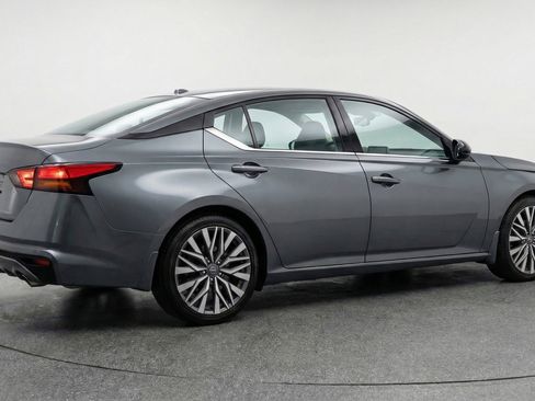 Used 2025 Nissan Altima 2.5 SV image 9