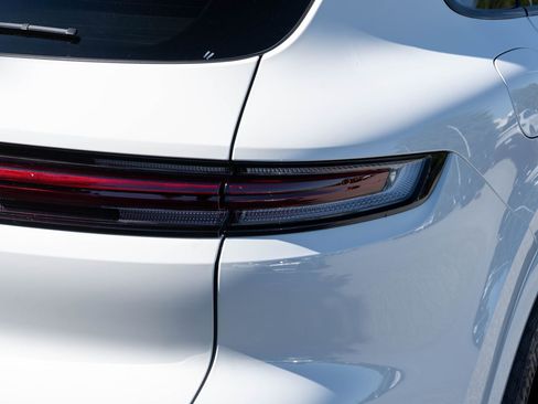 Certified 2025 Porsche Cayenne E-Hybrid w/ Premium Package Plus image 12