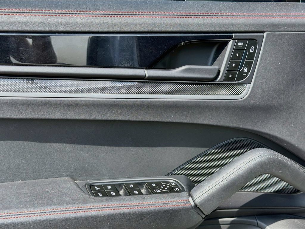 Used 2024 Porsche Cayenne Coupe AWD/4WD image 17