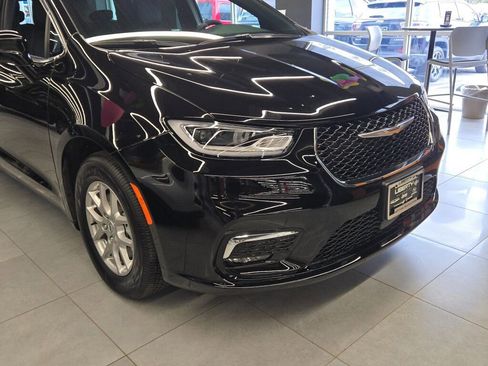 New 2025 Chrysler Pacifica Select image 2