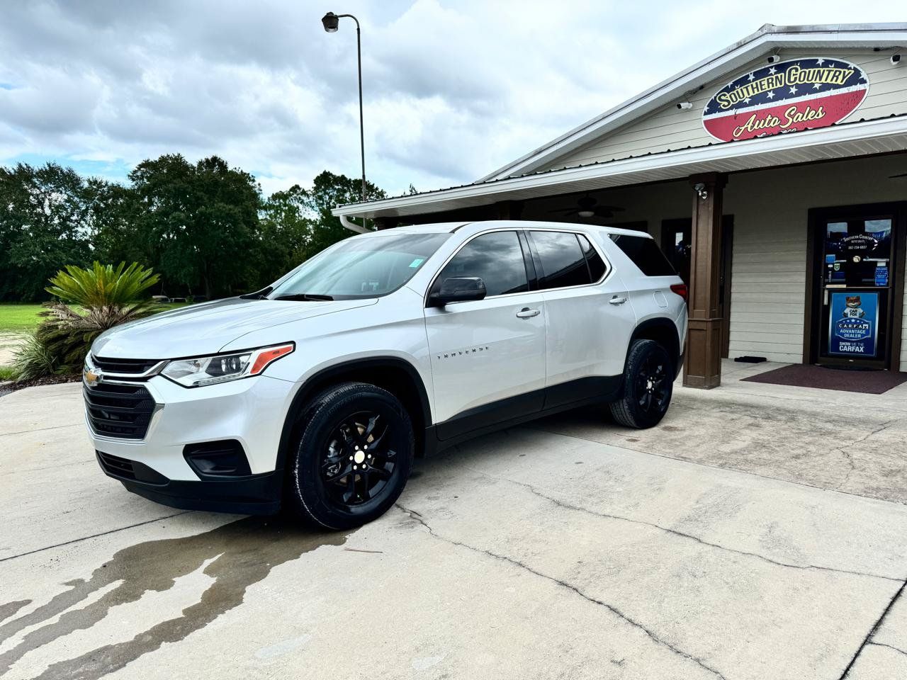 Used 2021 Chevrolet Traverse LS FWD image 1