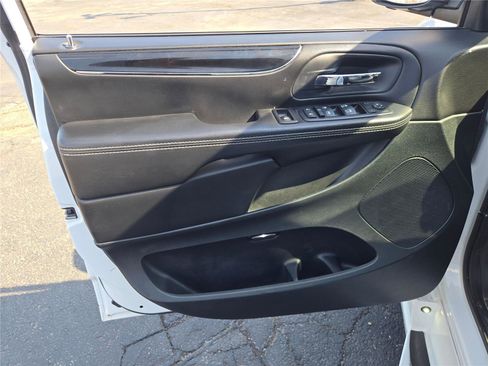 Used 2016 Dodge Grand Caravan SE FWD image 15
