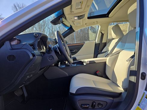 New 2025 Lexus ES 300h w/ Premium Package image 9