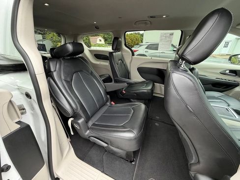 Used 2024 Chrysler Pacifica Touring-L FWD image 15