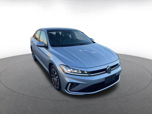 Used 2025 Volkswagen Jetta SE image 3