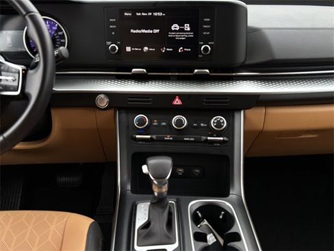 Used 2024 Kia Carnival LX image 23