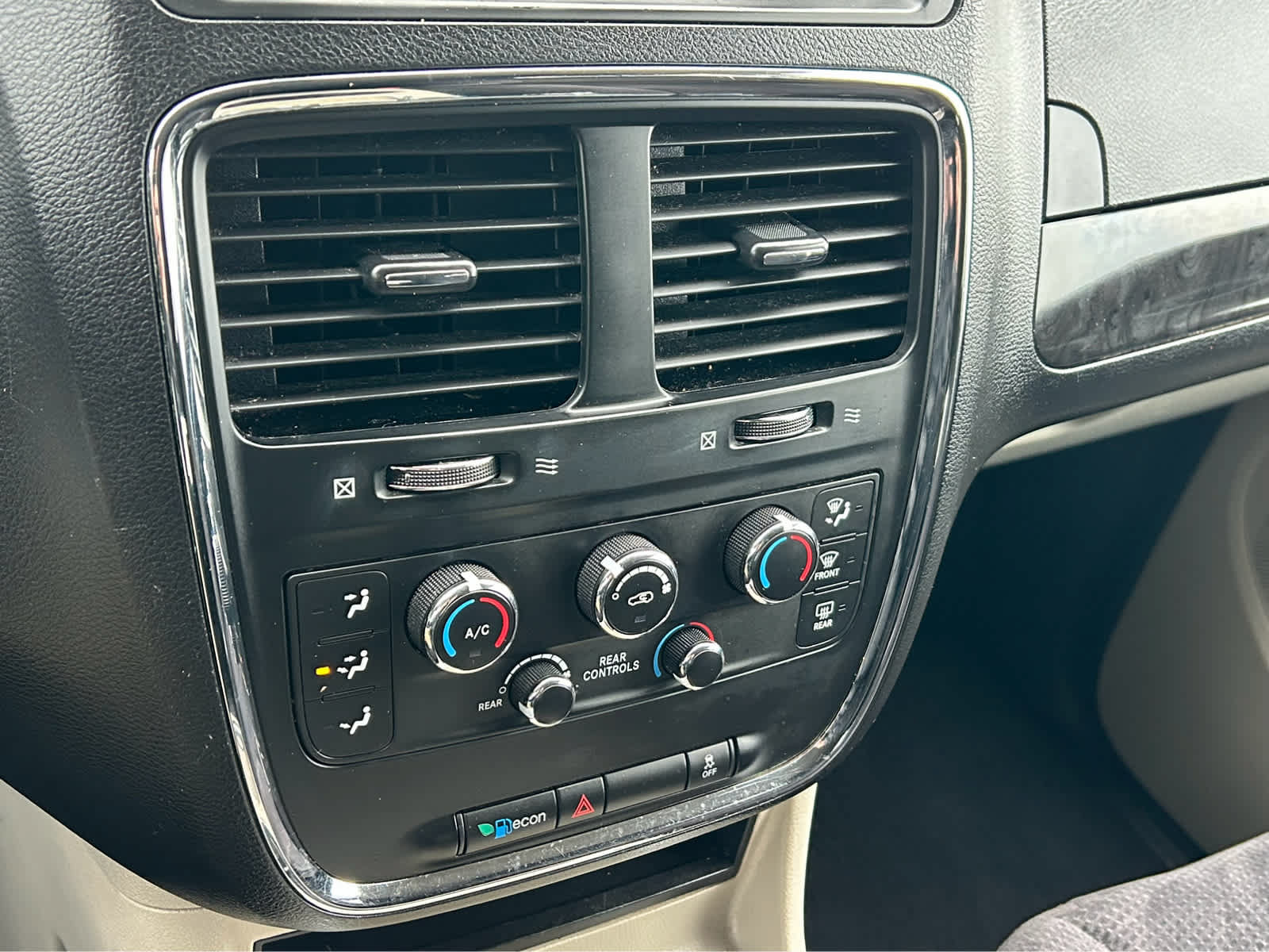 Used 2014 Dodge Grand Caravan SXT w/ UConnect Hands-Free Group FWD image 30