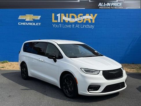 Used 2024 Chrysler Pacifica Limited FWD image 1