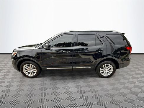 Used 2018 Ford Explorer XLT image 5