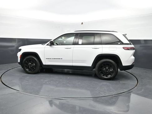 Used 2025 Jeep Grand Cherokee Altitude AWD/4WD image 4