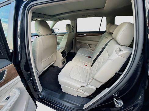 Used 2024 Volkswagen Atlas SE w/ Panoramic Sunroof Package FWD image 23