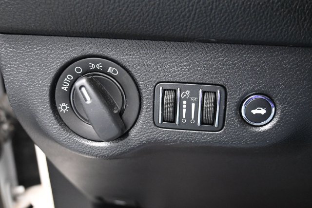 Used 2015 Dodge Challenger SXT RWD image 19