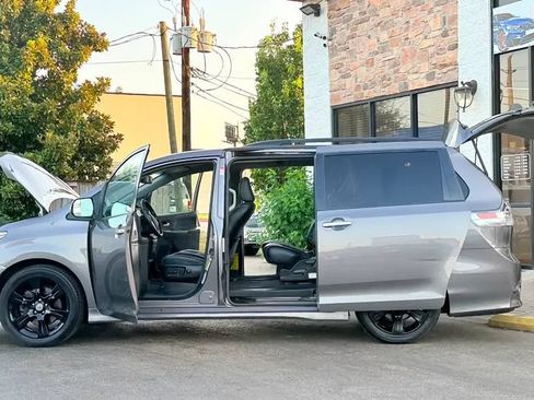 Used 2015 Toyota Sienna SE FWD image 8