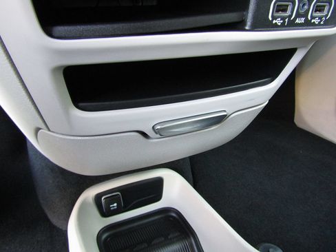 Used 2022 Chrysler Voyager LX FWD image 21