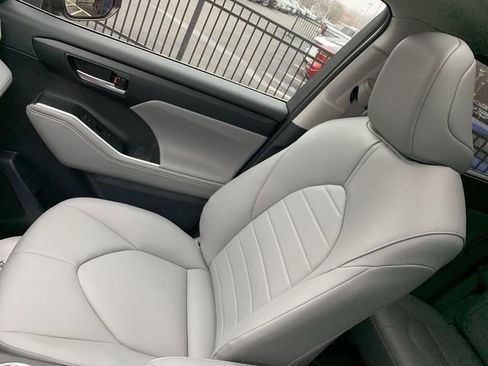 Used 2024 Toyota Highlander XLE image 31