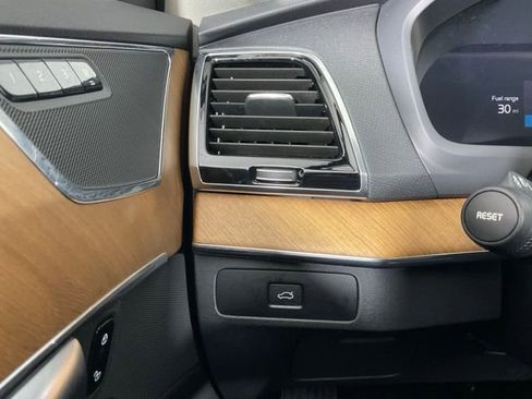 Certified 2024 Volvo XC90 B6 Plus image 18