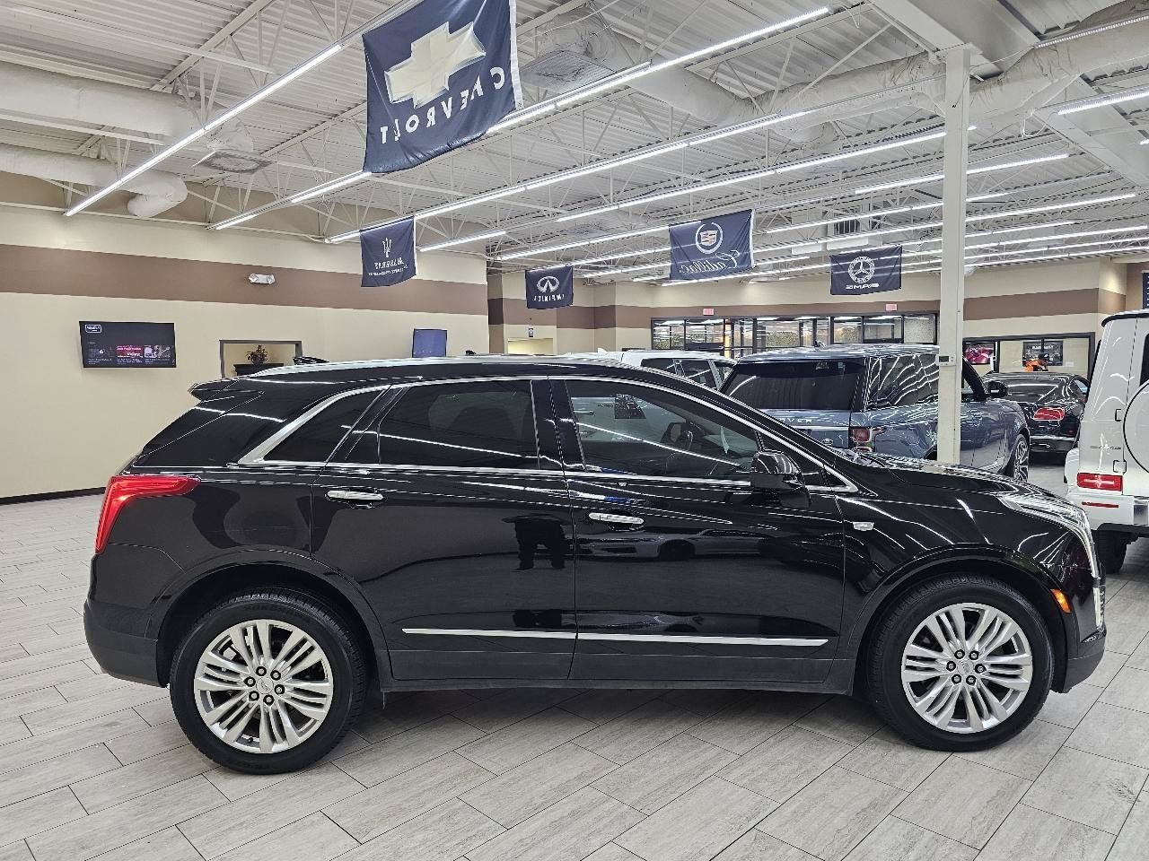 Used 2017 Cadillac XT5 Premium Luxury w/ LPO, Wheel Lock Package FWD image 6