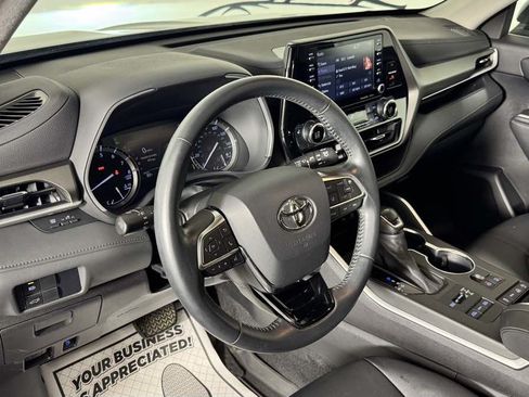 Used 2021 Toyota Highlander XLE AWD/4WD image 17