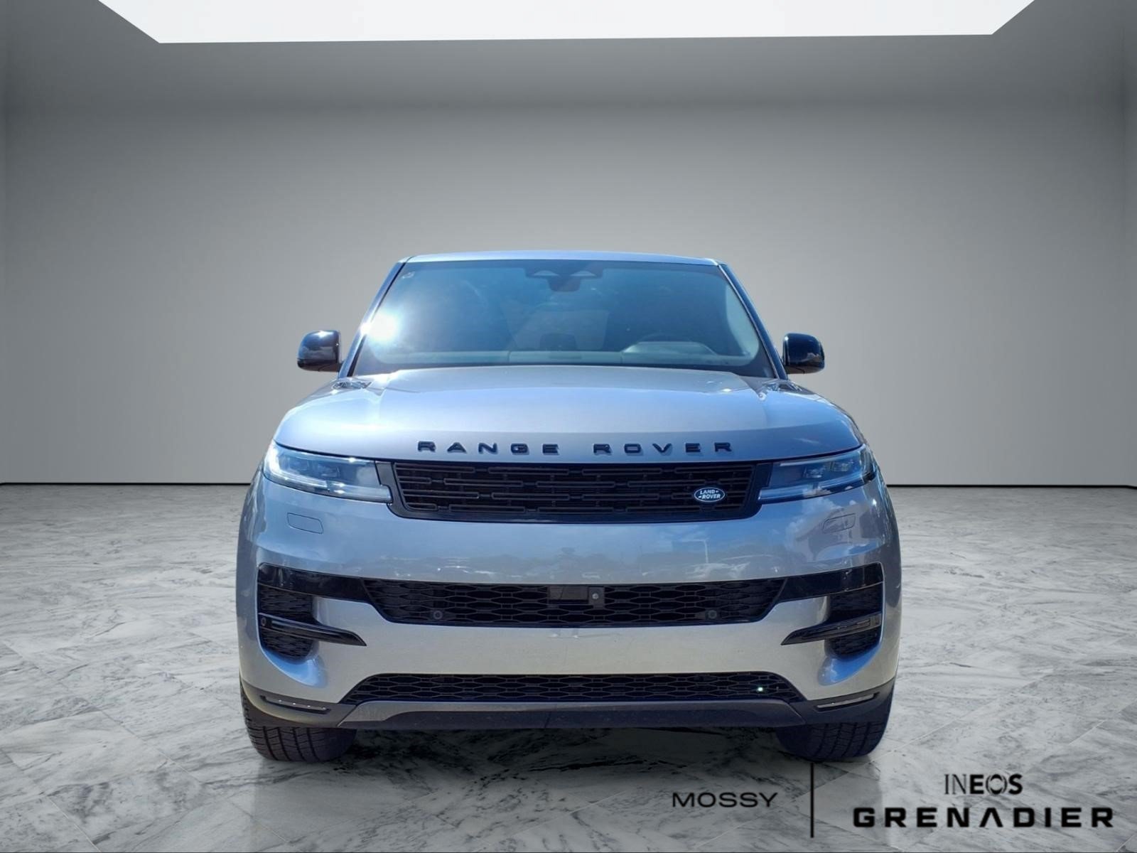 Used 2025 Land Rover Range Rover Sport SE AWD/4WD image 3