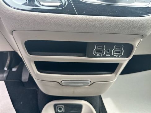 Used 2023 Chrysler Pacifica Touring-L FWD image 39