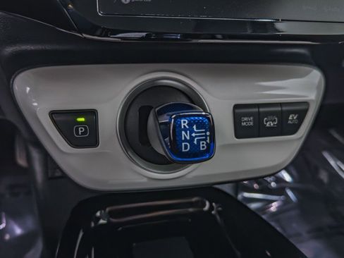 Used 2017 Toyota Prius Prime Premium image 31