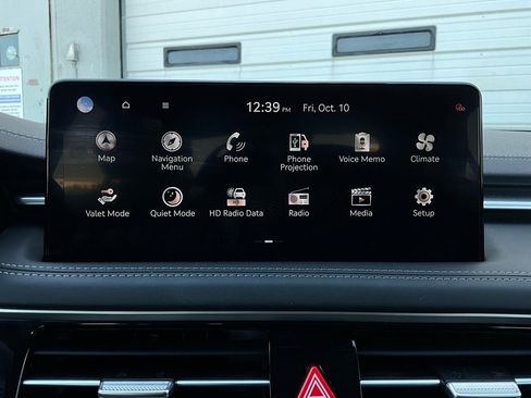 Used 2025 Genesis G70 2.5T image 30