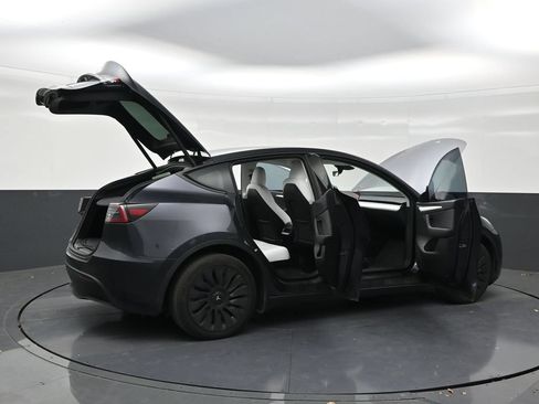Used 2024 Tesla Model Y Long Range AWD/4WD image 27