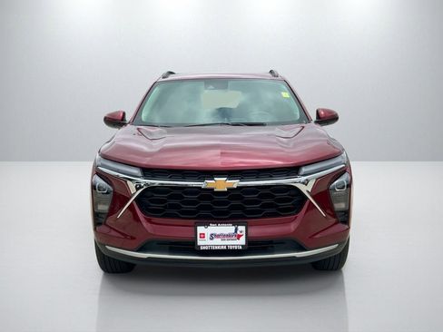 Used 2025 Chevrolet Trax LT FWD image 2