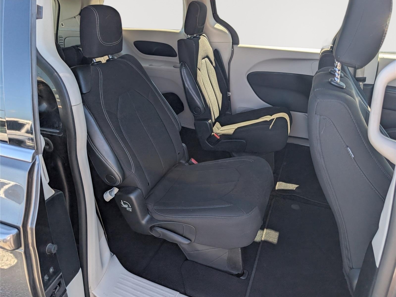 Used 2023 Chrysler Voyager LX FWD image 11
