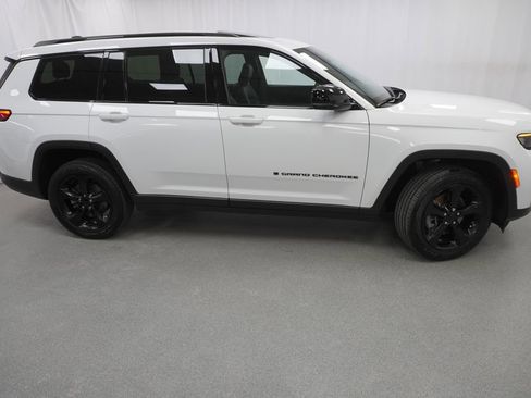 Certified 2023 Jeep Grand Cherokee L Laredo image 9