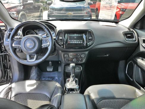 Used 2019 Jeep Compass Latitude FWD image 18