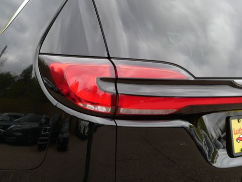 Used 2024 Chrysler Pacifica Touring-L FWD image 17
